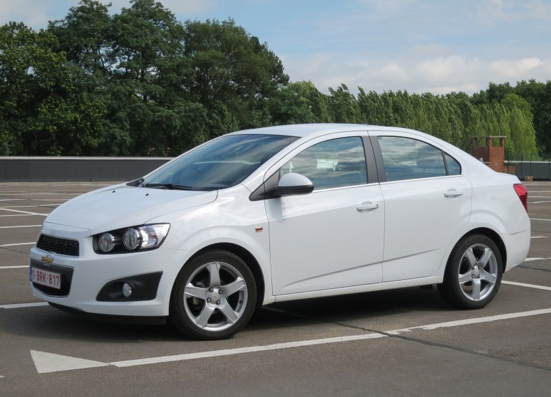 Chevrolet Aveo t300 белый
