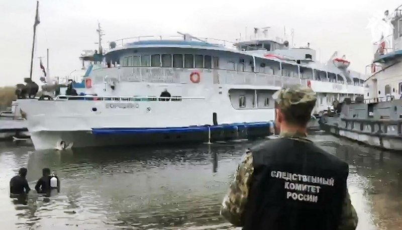 Теплоход Бородино сел на мель на Оке сентябрь 2020