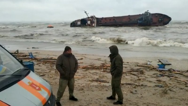 Сухогруз суров сел на мель
