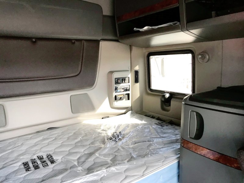 Volvo VNL 860 Interior