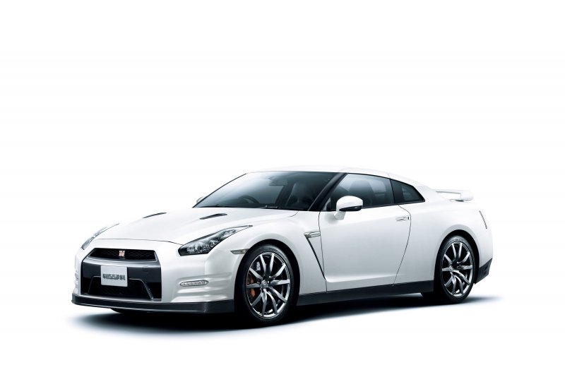 Nissan GTR r35 на белом фоне