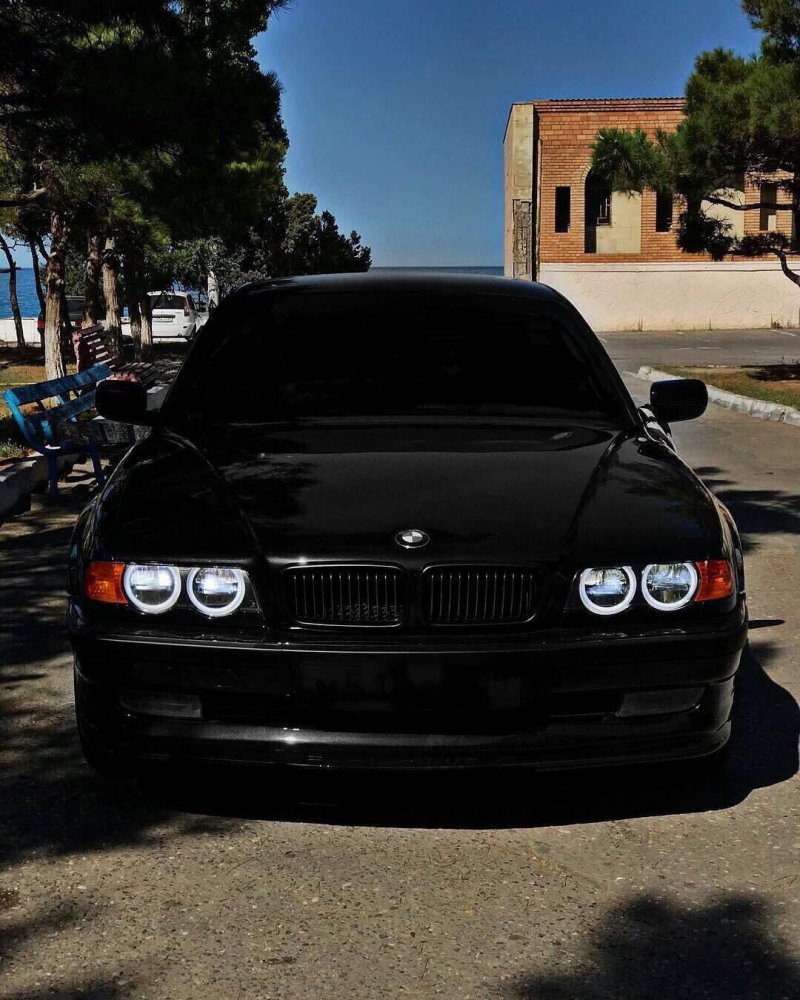 BMW e38 черная