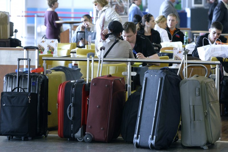 Пассажиры с чемоданами в аэропорту