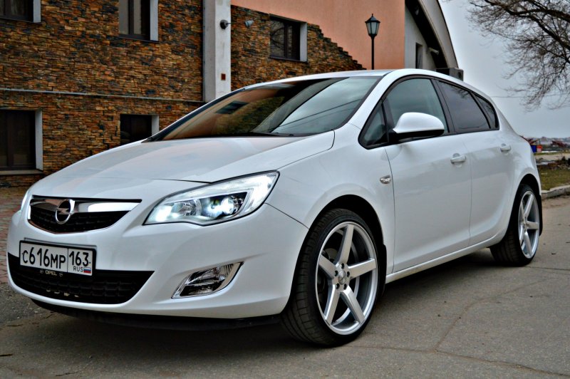 Opel Astra j белая