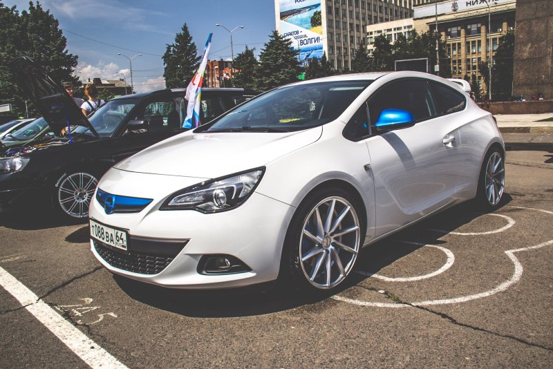 Opel Astra GTC 2013 белая