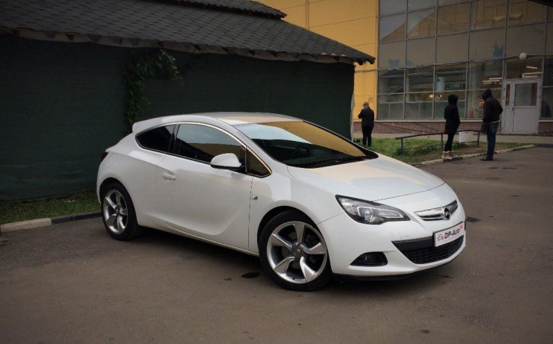 Опель Астра GTC белый с 2012