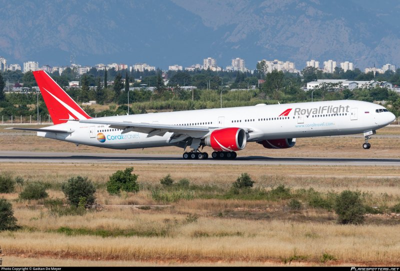 Самолёт Роял Флайт Боинг 777