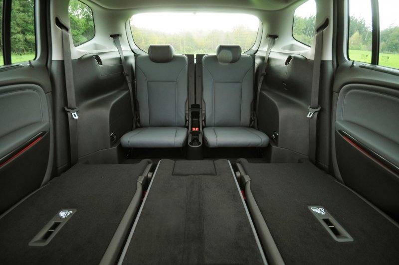 Opel Zafira 2010 третий ряд