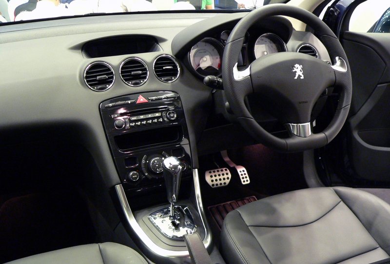 Peugeot 408 2008 салон