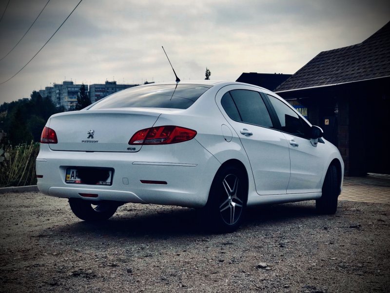 Peugeot 408 stance