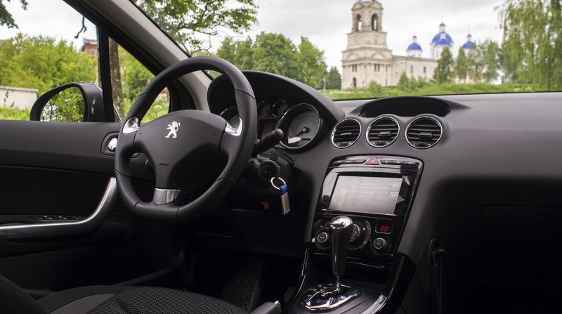 Peugeot 408 Рестайлинг салон