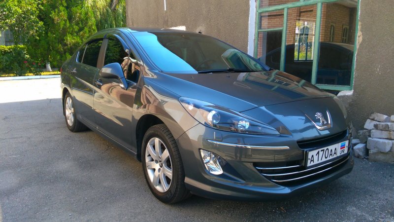 Peugeot 408 bleu