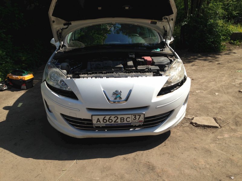 Peugeot 408 без бампера