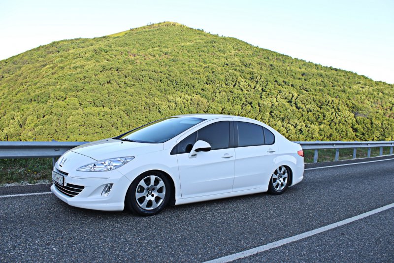 Peugeot 408 stance