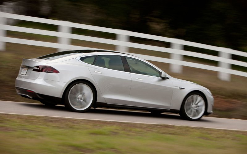 Tesla model s сбоку