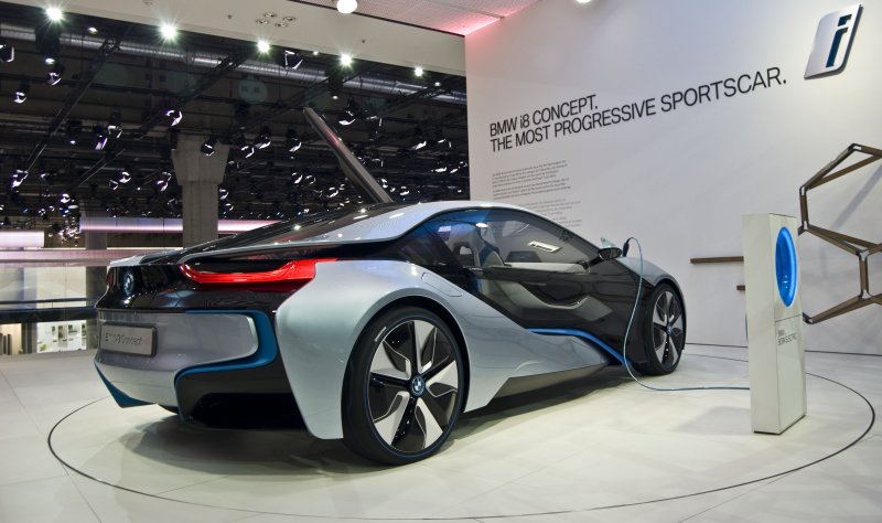 Чёрная аудия i8 со спойлером