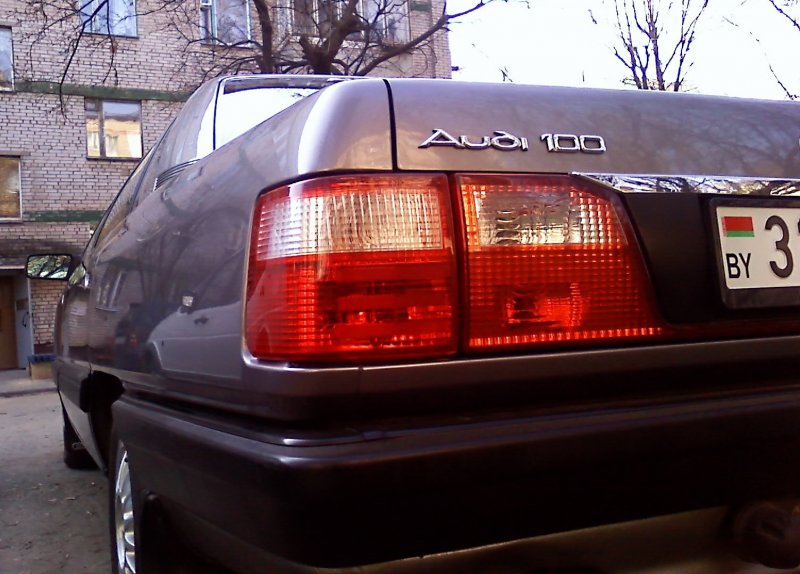 Audi 100 сзади
