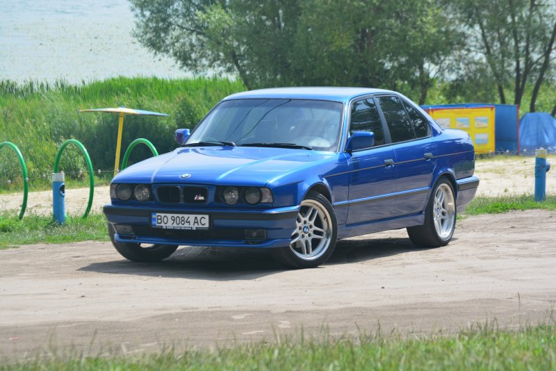 BMW e34 голубая