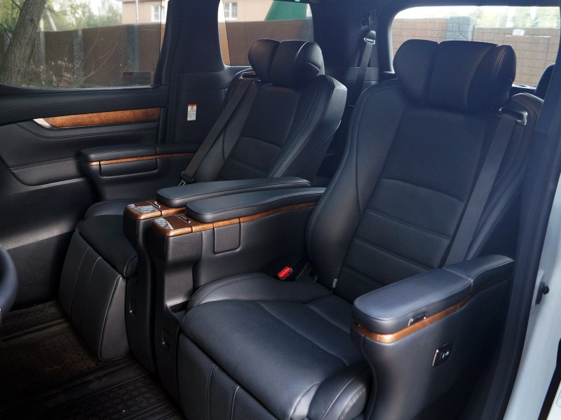 Toyota Alphard 2020 интерьер