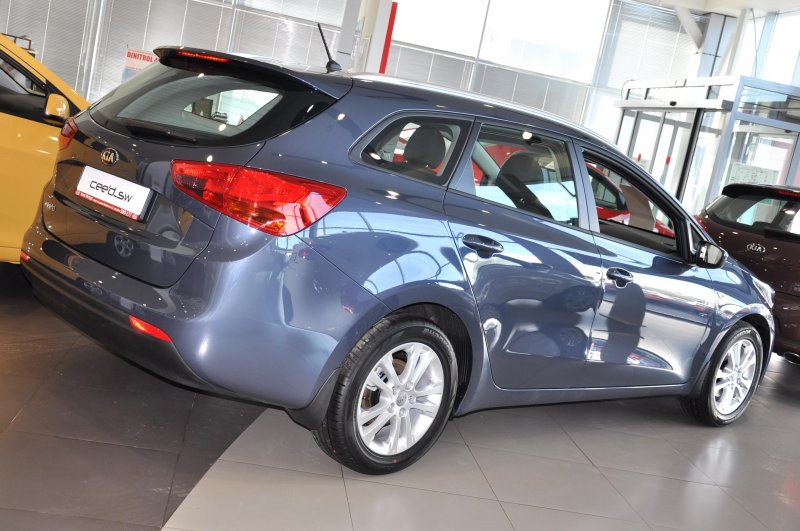 Kia Ceed SW синий