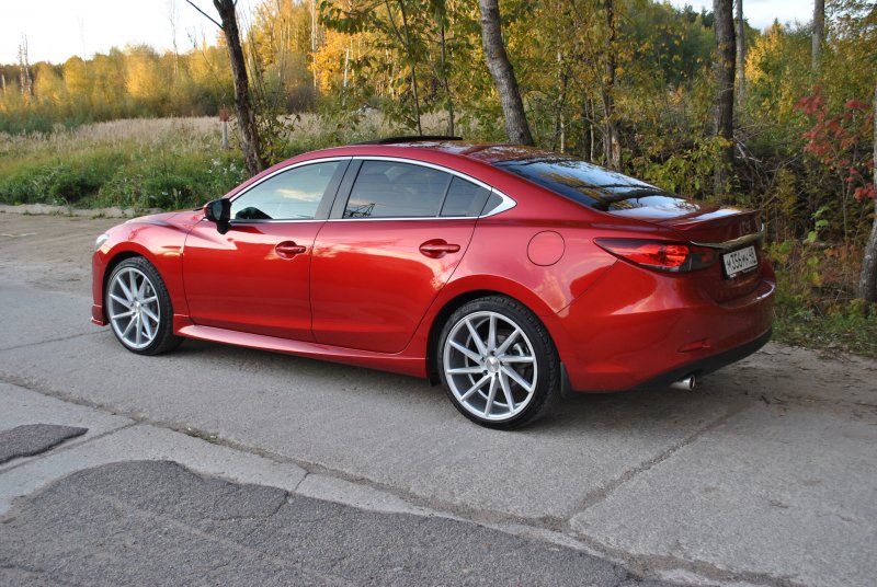 Красная Mazda 6 r19