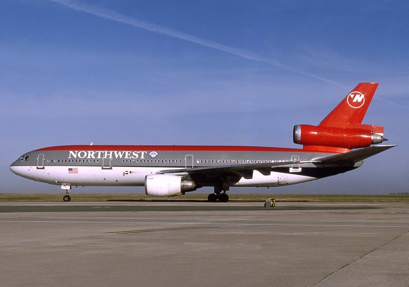 Авиалайнер «DC-10»