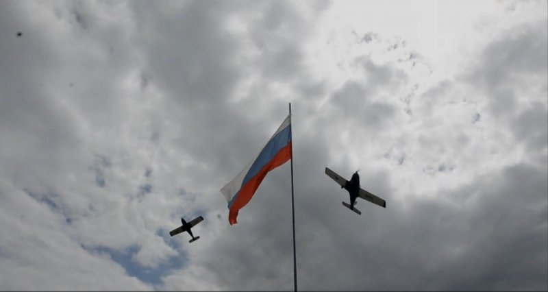 Ту 142 в небе силуэт