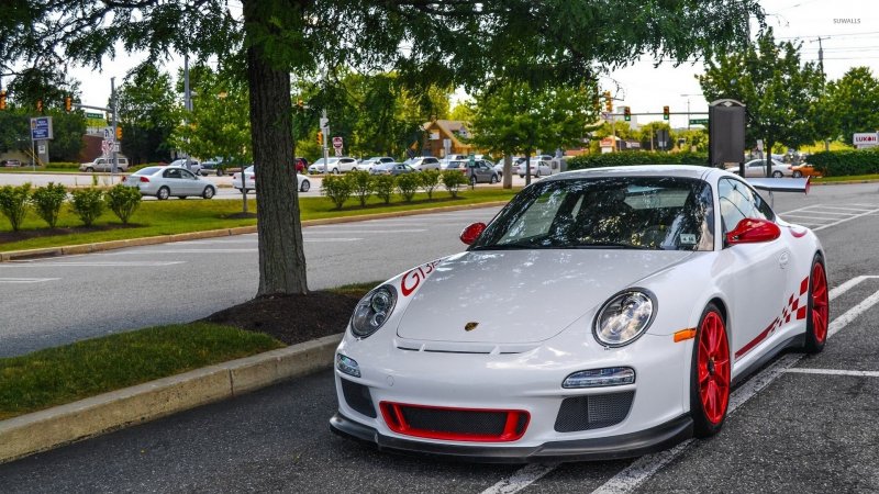 Автомобиль Porsche 911 белый