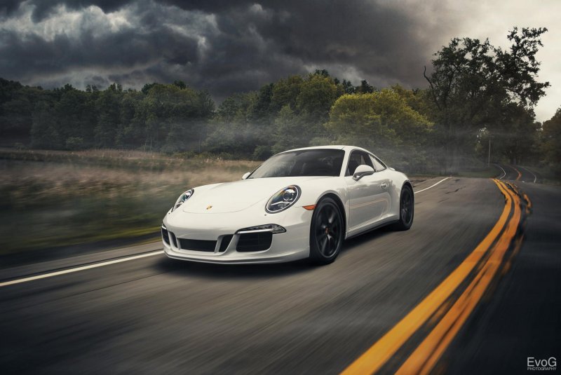 Porsche 911 Carrera белый