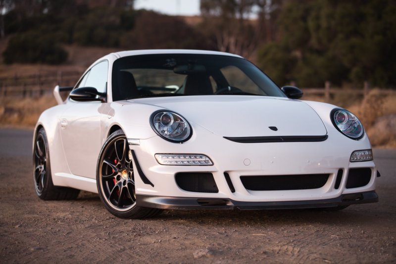 Автомобиль Porsche 911 белый