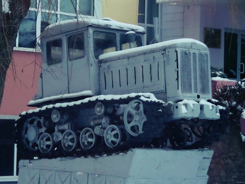 Памятник гусеничному трактору