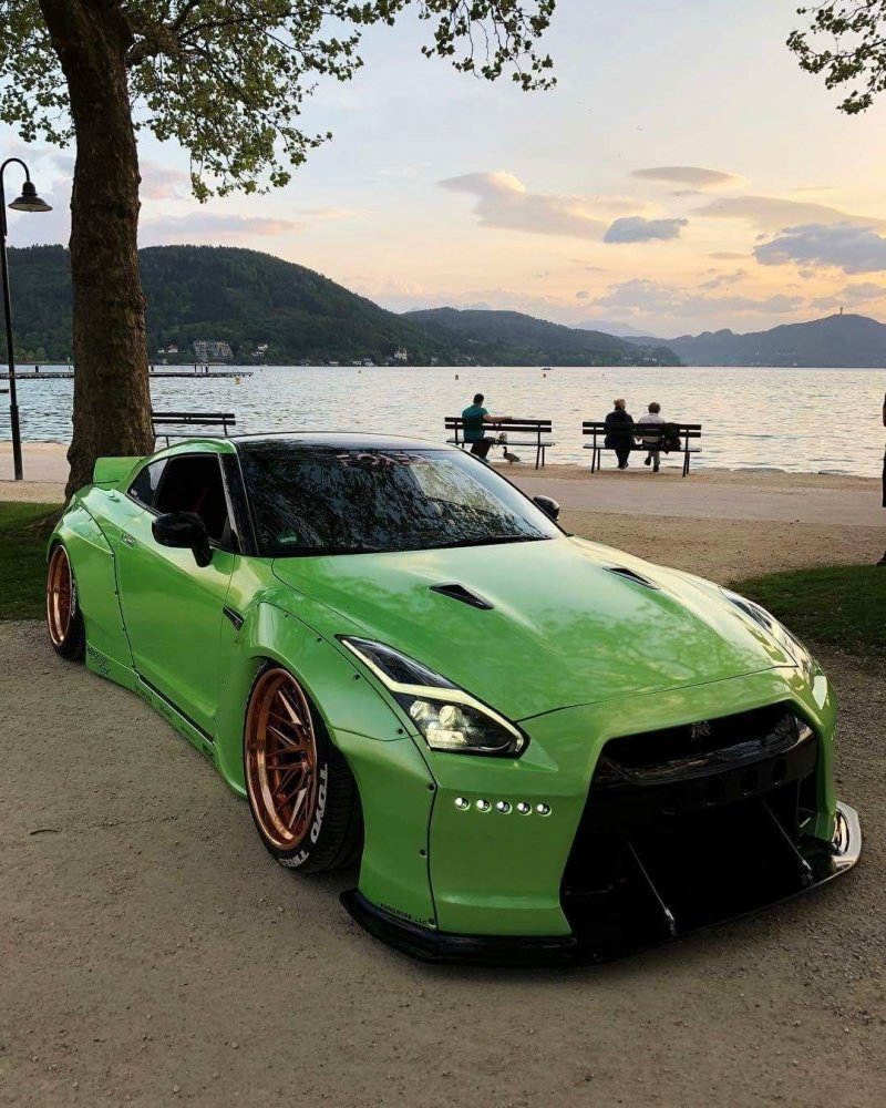 Nissan GTR зеленый