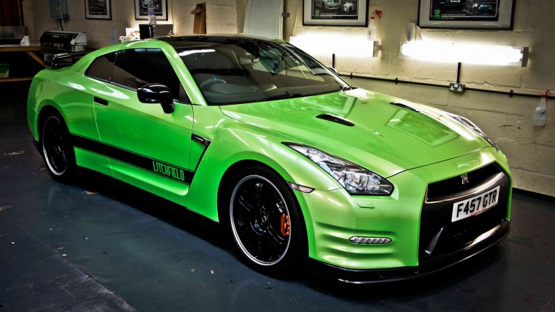 Nissan GTR зеленый