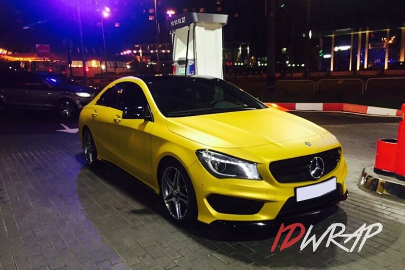 Желтый Мерседес CLA