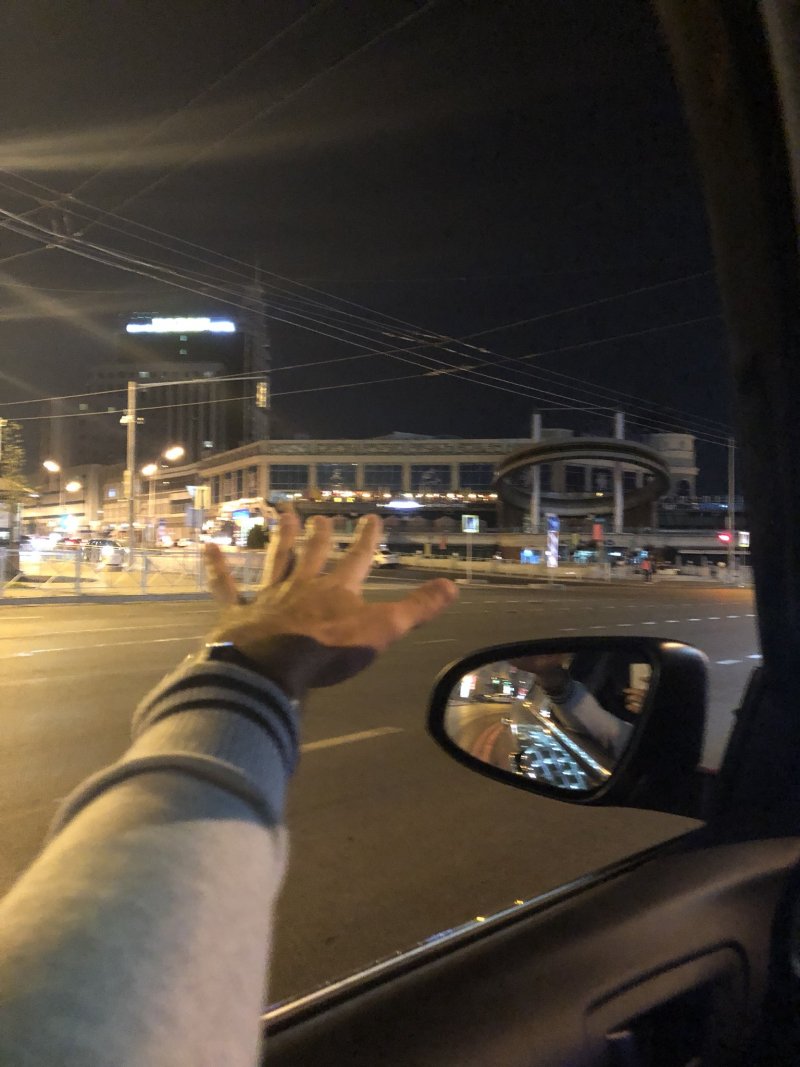 Вид из машины ночью в дождь