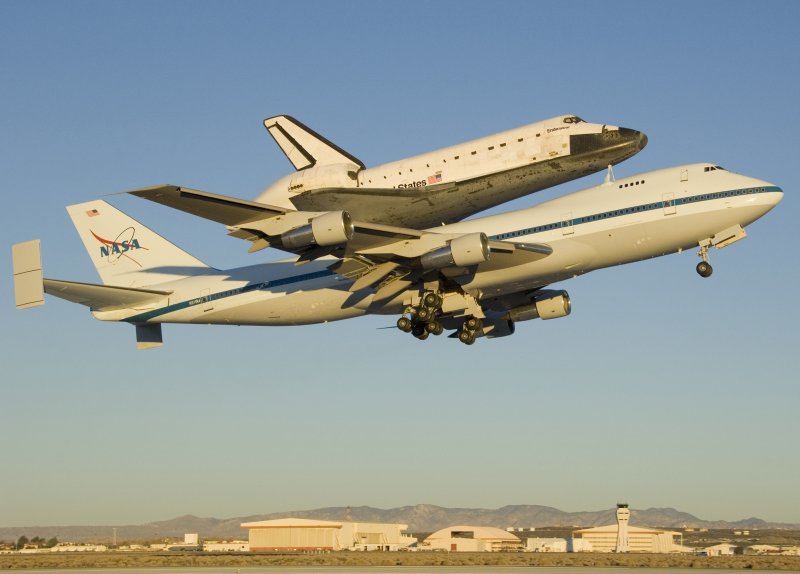 Боинг 747 везет шаттл