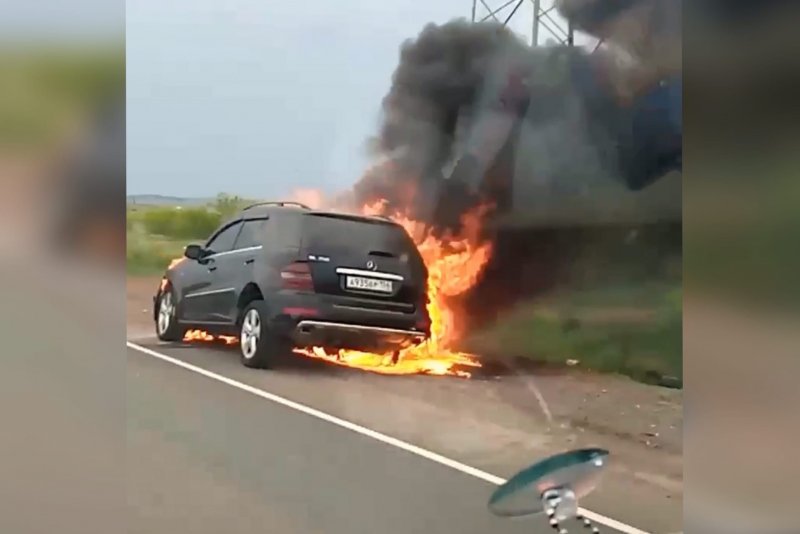 Горящие дорогие автомобили