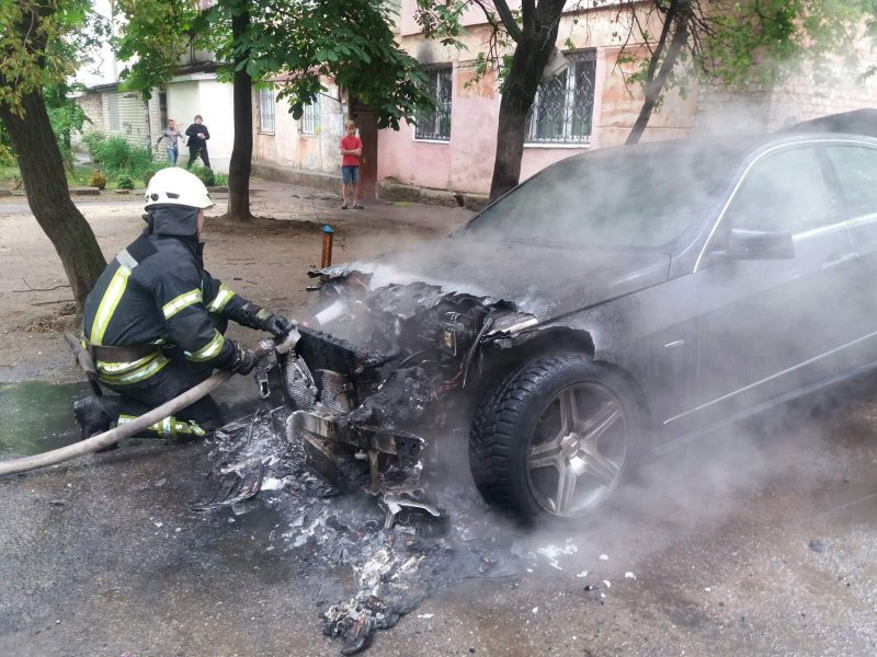 Мерседес горит