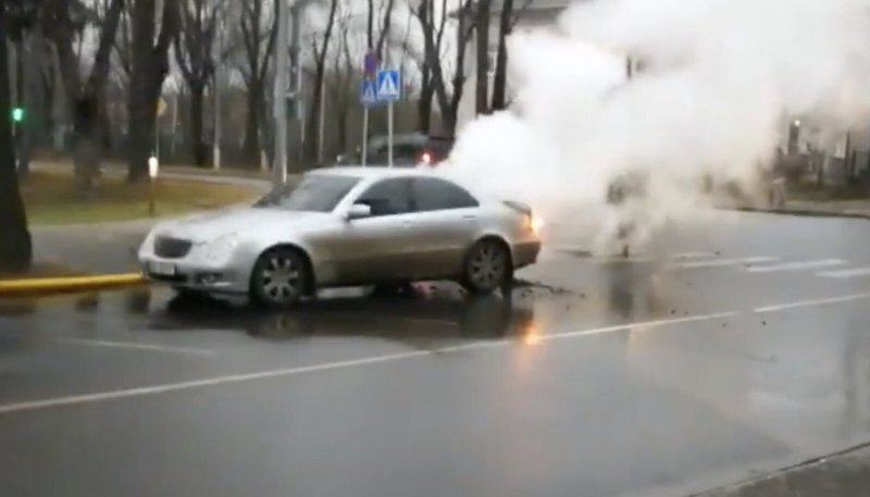 Мерседес горит