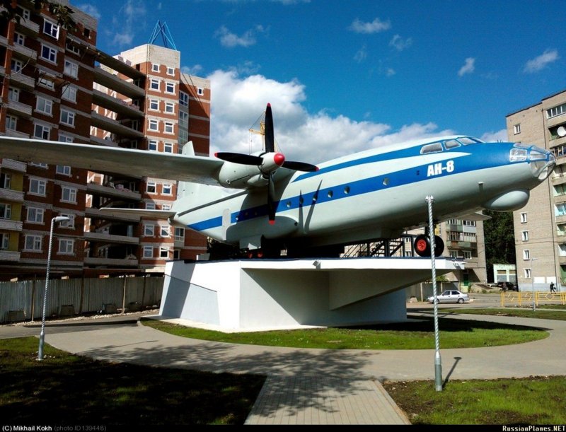 Памятник АН-8 В Кирове