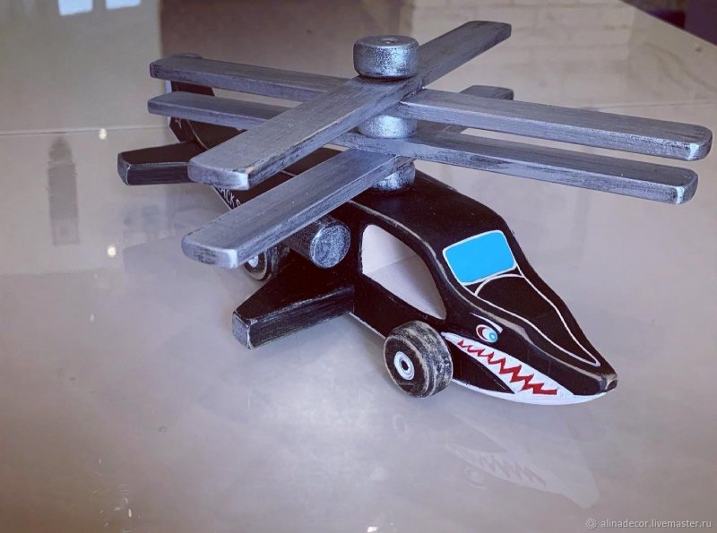 Деревянная игрушка вертолет