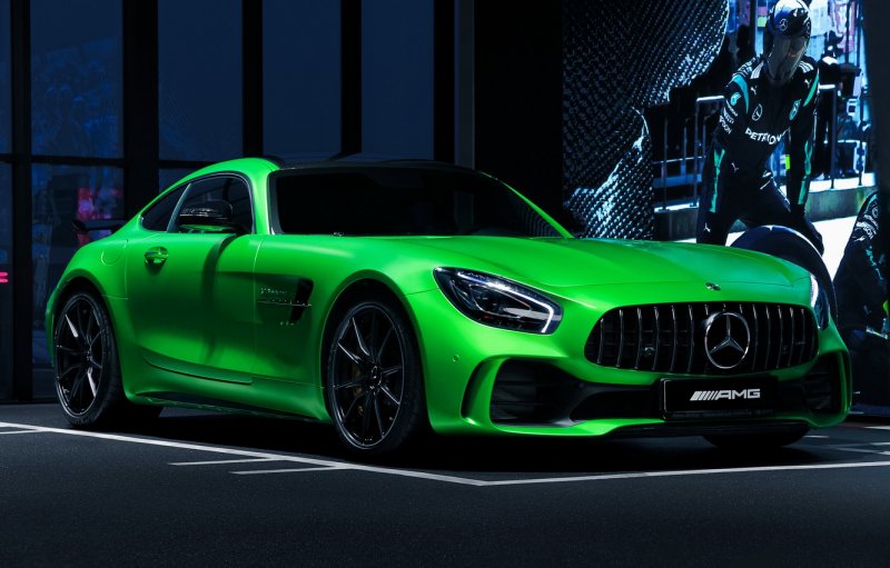 Зеленый Mercedes AMG gt