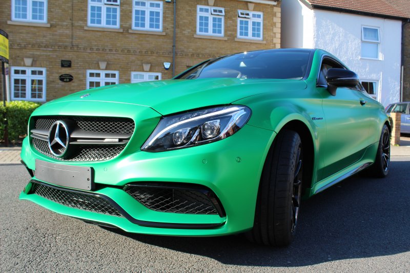 Мерседес c63 AMG цвета лайм