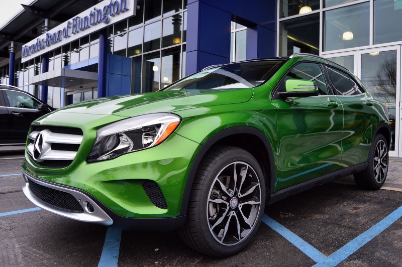 Mercedes Benz GLA 250 зеленый