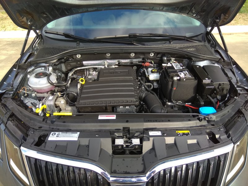 Подкапотное пространство Skoda Octavia a7 1.6