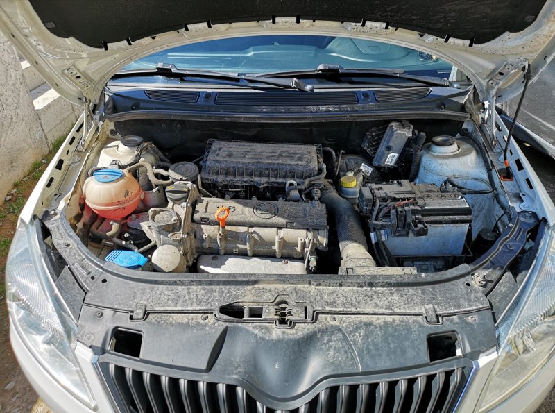 Skoda Fabia 2 подкапотное пространство