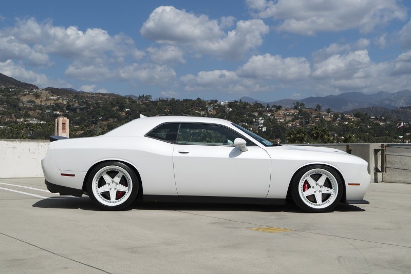 Dodge Challenger белый