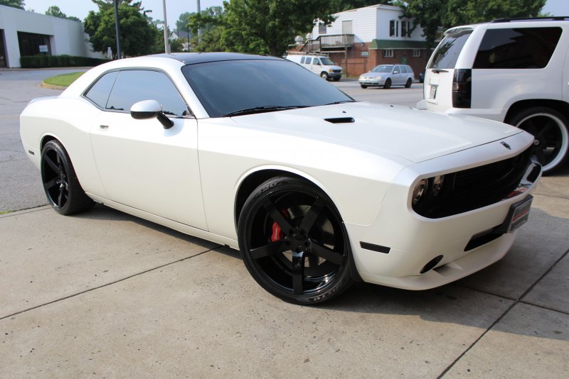 Dodge Challenger белый