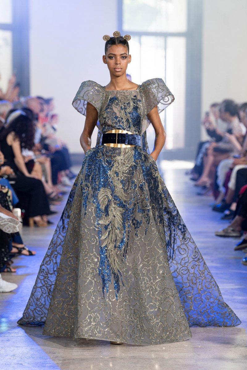 Вечерние платья на показе Elie Saab
