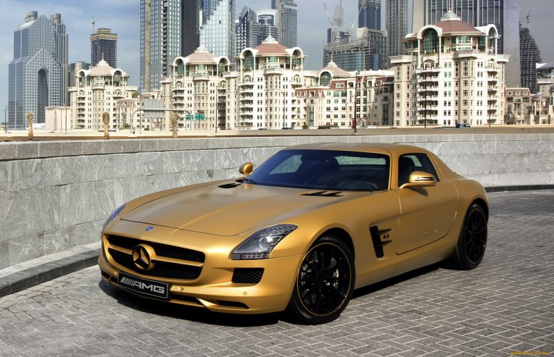 Золотой Mercedes-Benz SLS AMG.
